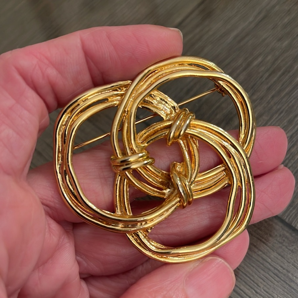 Vintage Interlocking Circle or Knot Gold-tone Metal Pin - Picture 16 of 16